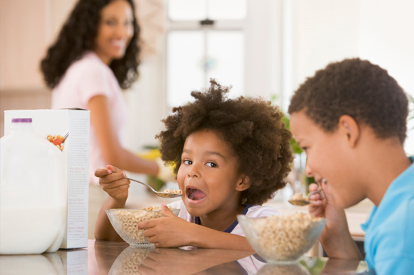 Dzieci jedzą płatki śniadaniowe rano?