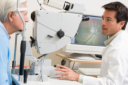 Arzt testet auf Glaukom