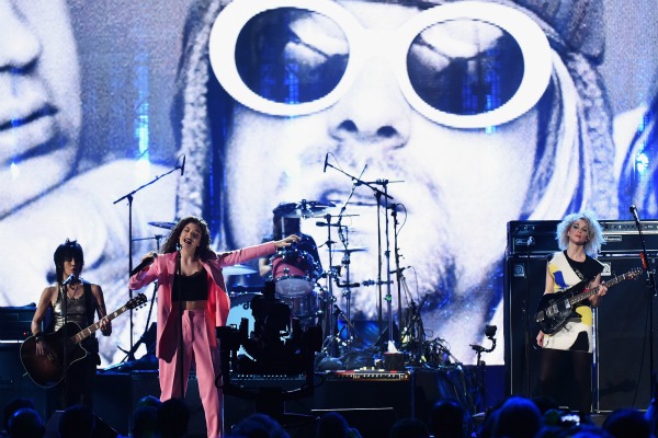 Lorde fellép a Nirvana bevezetésén a Hírességek Csarnokába