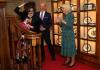 Королеву Камиллу заметили хихикающей с выпускницей «Короны»: фотографии – SheKnows