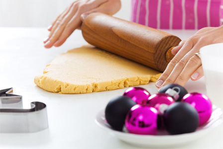 Mujer horneando galletas navideñas