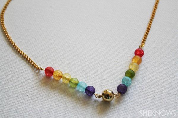 15 minūšu DIY varavīksnes kaklarota Svētā Patrika dienai: pabeigta