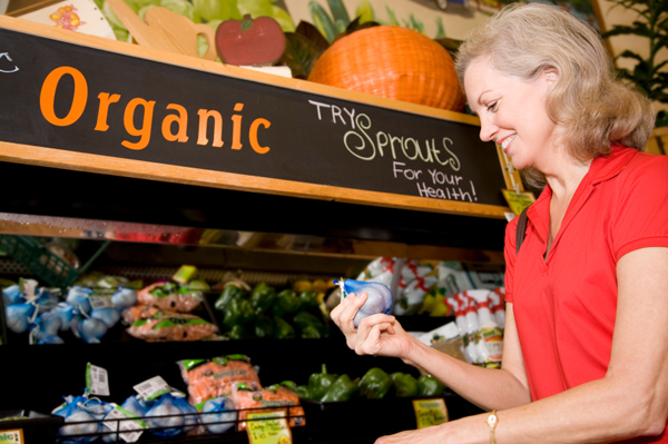 Femeie care cumpără alimente organice