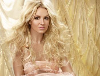Britney verschüttet die Bohnen, auf was, wir wissen nicht