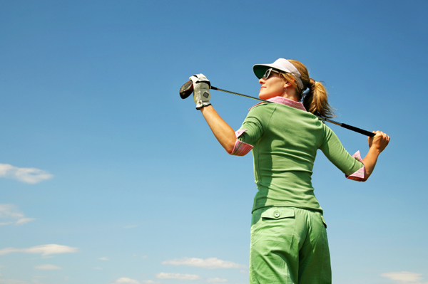 Wanita bermain golf