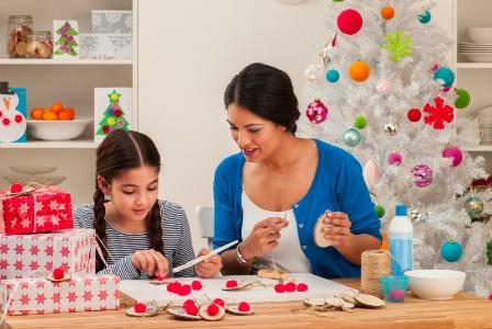 Máma a dcera vyrábějí vánoční ozdoby