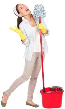 Onnellinen nainen siivoamassa