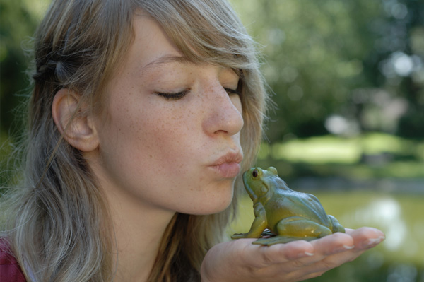 Ženska, ki poljublja žabo
