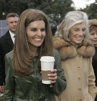 Kaliforniens första dam Maria Shriver med sin mamma Eunice