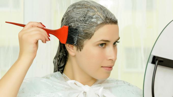 Frau färbt sich die Haare | Sheknows.ca