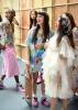 A modellek korcsolyáznak a kifutón a londoni divathéten - SheKnows