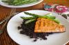 Segunda-feira sem carne: salmão grelhado com cobertura de laranja-missô e arroz preto pegajoso - SheKnows