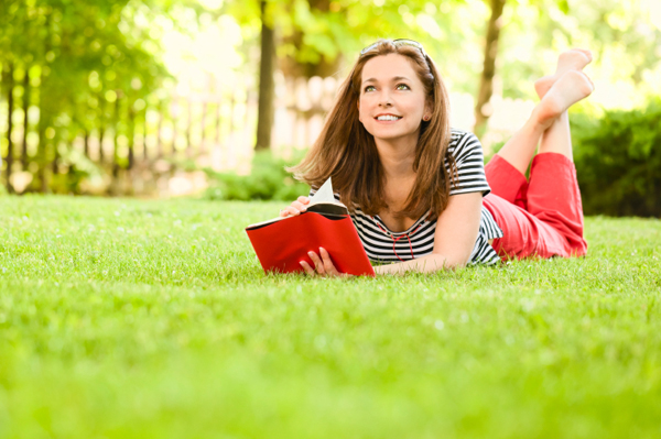 外で本を読んでいる女性