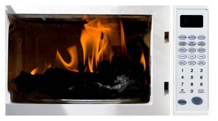 Микроволновая печь в огне