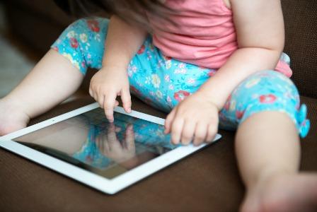 Toddler ar iPad