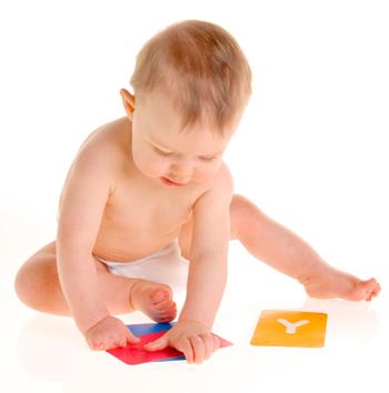 Baby spielt mit Buchstabenkarten