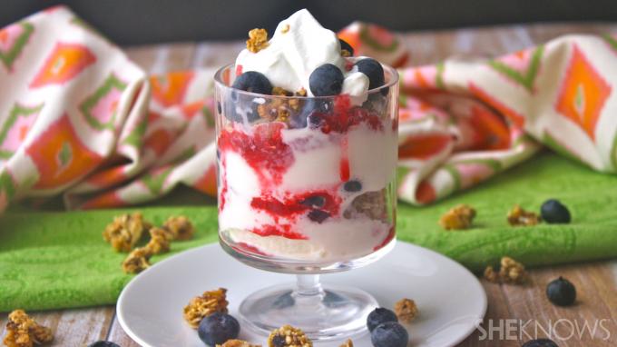Bezlepkový parfait z mraženého jogurtu z malin, borůvek a lněných semínek