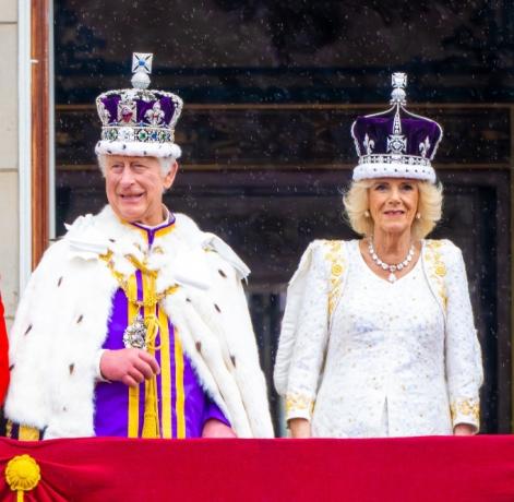 King Charles III och Queen Consort Camilla under framträdandet på Buckingham Palace balkong för att titta på flyga förbi efter processionen och kröningen av den nya kungen och drottningen i Westminster Abbey i London, STORBRITANNIEN. 6 maj 2023 