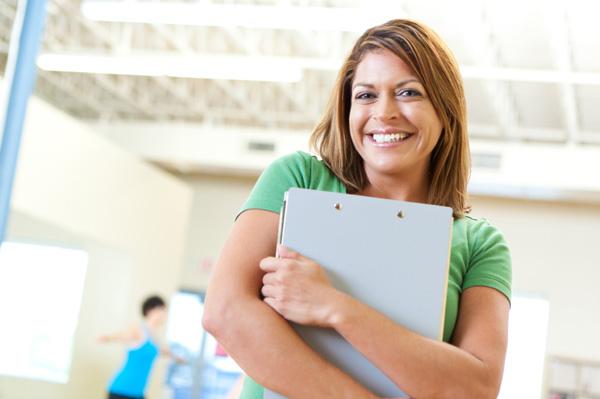 Femme avec classeur de remise en forme