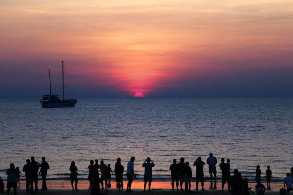 Západ slunce na pláži Mindil, Darwin, severní území