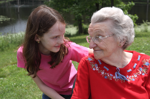 Mädchen verbringt Zeit mit Senior