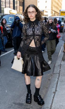 Элла Эмхофф на показе Proenza Schouler во время Недели моды в Нью-Йорке на фабрике Chelsea 11 февраля 2023 года в Нью-Йорке. 