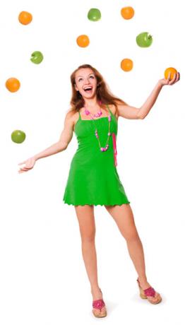 nő zsonglőrködik gyümölccsel - eszik energiáért!
