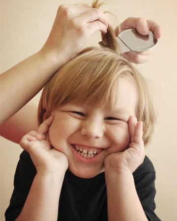 Мали дечак који се лечи од ушију