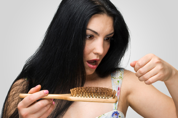 vrouw die haar verliest