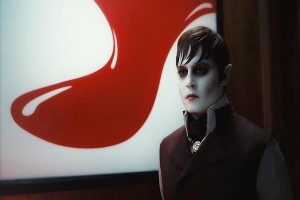 Dark Shadows Johnny Depp în fața picturii roșii