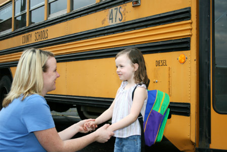 დედა ქალიშვილთან ერთად სკოლის ავტობუსში