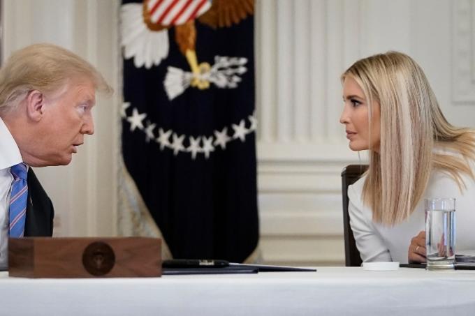 De Amerikaanse president Donald Trump praat met adviseur en dochter van het Witte Huis, Ivanka Trump, tijdens een bijeenkomst van de Amerikaanse regering American Workforce Policy Advisory Board in de East Room van het Witte Huis op 26 juni 2020 in Washington, gelijkstroom.