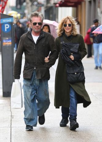 Mega Raiena un Džons Melenkamps dodas romantiskā pastaigā, sadevušies roku rokā lietainā dienā, iepērkoties Manhetenas Soho rajonā.