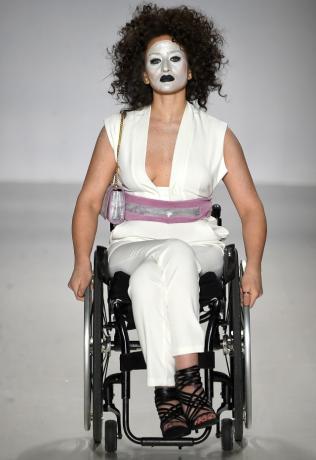 Modelka na wózku inwalidzkim