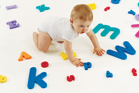 Baby krabbelt mit Buchstaben des Alphabets | Sheknows.com