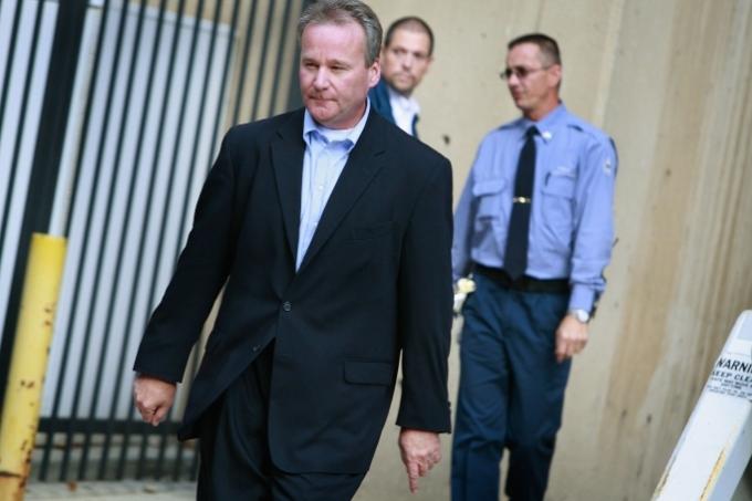 Michael David Barrett verlässt das Metropolitan Correctional Center, nachdem er am 5. Oktober 2009 in Chicago, Illinois, eine Kaution hinterlegt hat. 