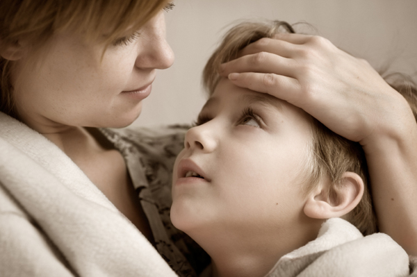 Mãe segurando filho doente