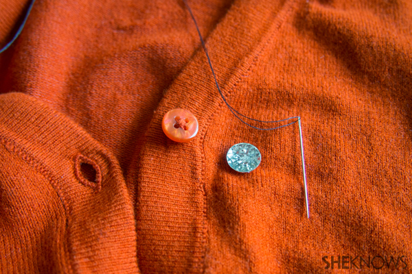 Sweater DIY: recortes adornados | Sheknows.com - botones