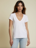 Tato udržitelná značka, kterou milovala Jennifer Aniston, má dokonalé bílé tričko – ona to ví