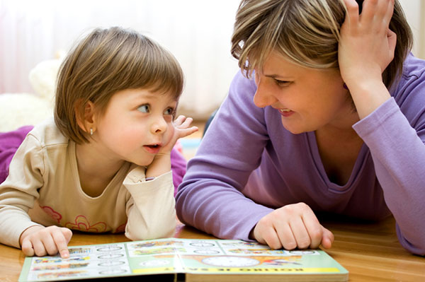 Mãe e filha lendo