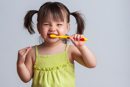 Девушка чистит зубы | Sheknows.com