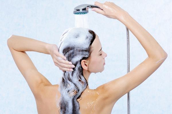 sieviete mazgā matus