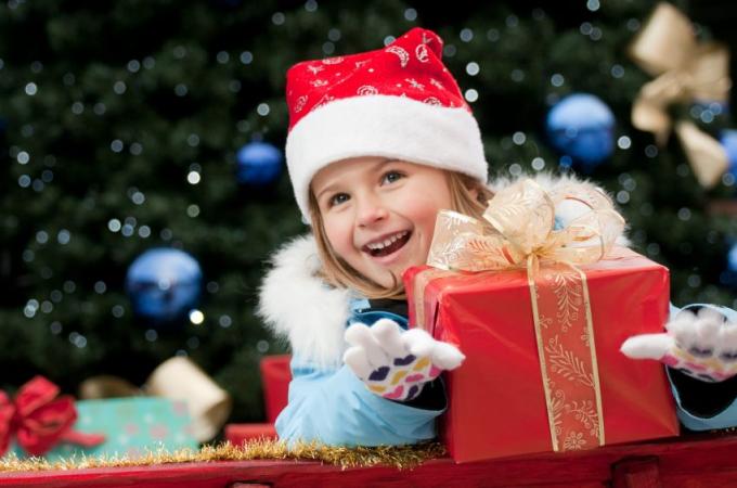 Mała dziewczynka podekscytowana na Boże Narodzenie