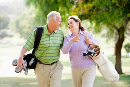 Пенсионер пара, игра в гольф