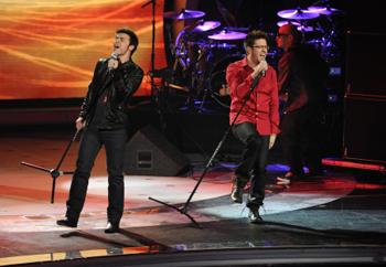 Kris und Danny singen zwischen den Crashs von American Idol