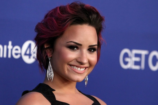 Demi Lovato y celebridades con peinados brillantes