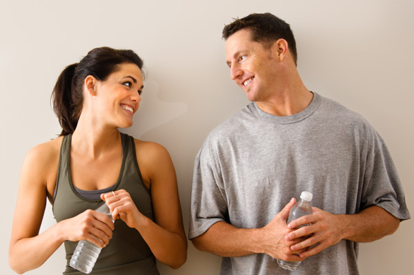 Mann und Frau flirten im Fitnessstudio