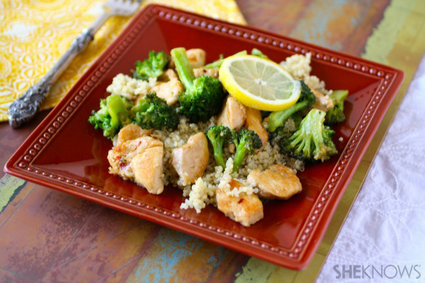 Kip en broccoli roerbak over quinoa