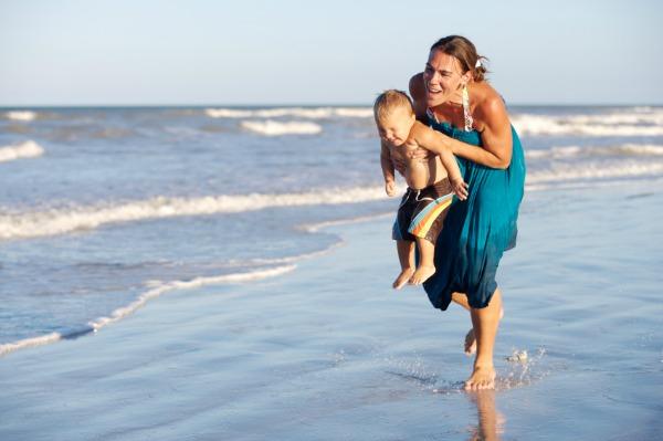 Pernelyg saugi mama su mažyliu paplūdimyje