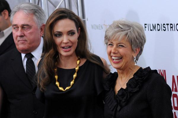 Angelina Jolie con los padres de Brad Pitt